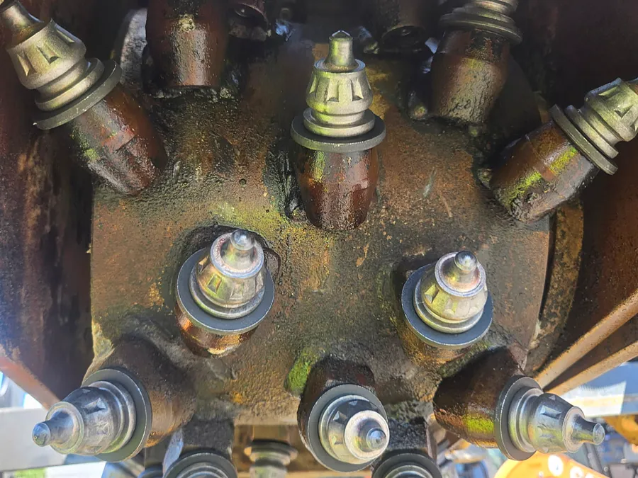 Hydraulic valve block and fittings serviced underneath a machine