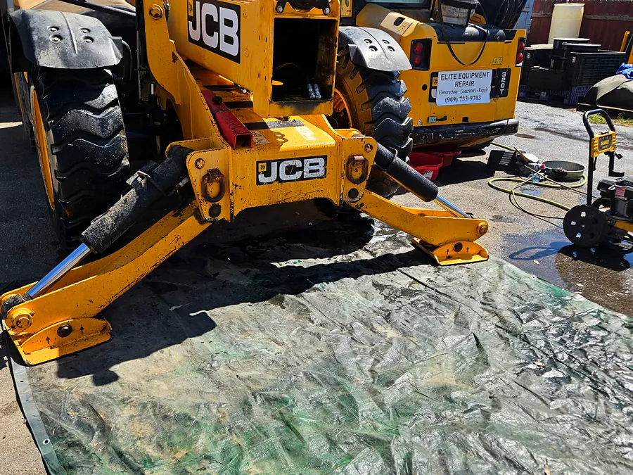 JCB telehandler disassembled for boom and hydraulic service